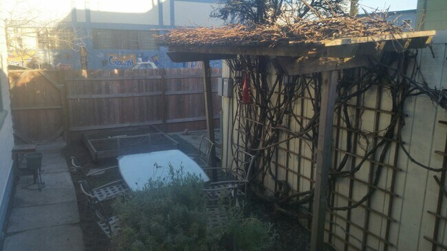 Foto del edificio - 2144 Bonar St