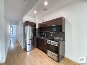 Building Photo - GRAHAM AVENUE / Williamsburg / Spacious 3-...