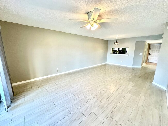 Foto del edificio - ** EMERALD LAKES ** 2 BED / 2 BATH CONDO - LAKE VIEW - CENTRAL NAPLES - ANNUAL RENTAL