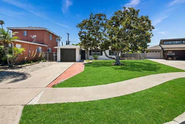 Foto del edificio - A 3 BR House with a big backyard? Yes please!