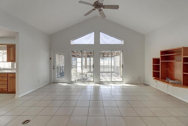 Foto del edificio - 15321 Dasmarines - 3/bed 2/bath $2,099/mo