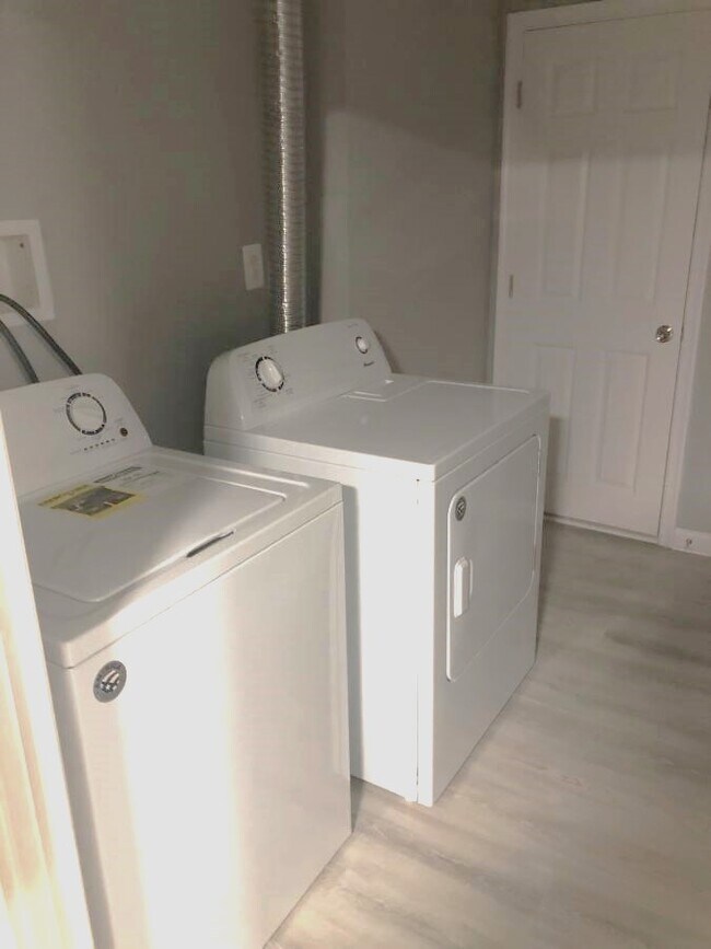 Building Photo - 3445 Juneway-4-Master bathroom Available $900