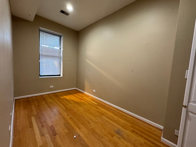 Building Photo - 817 N Hoyne Ave