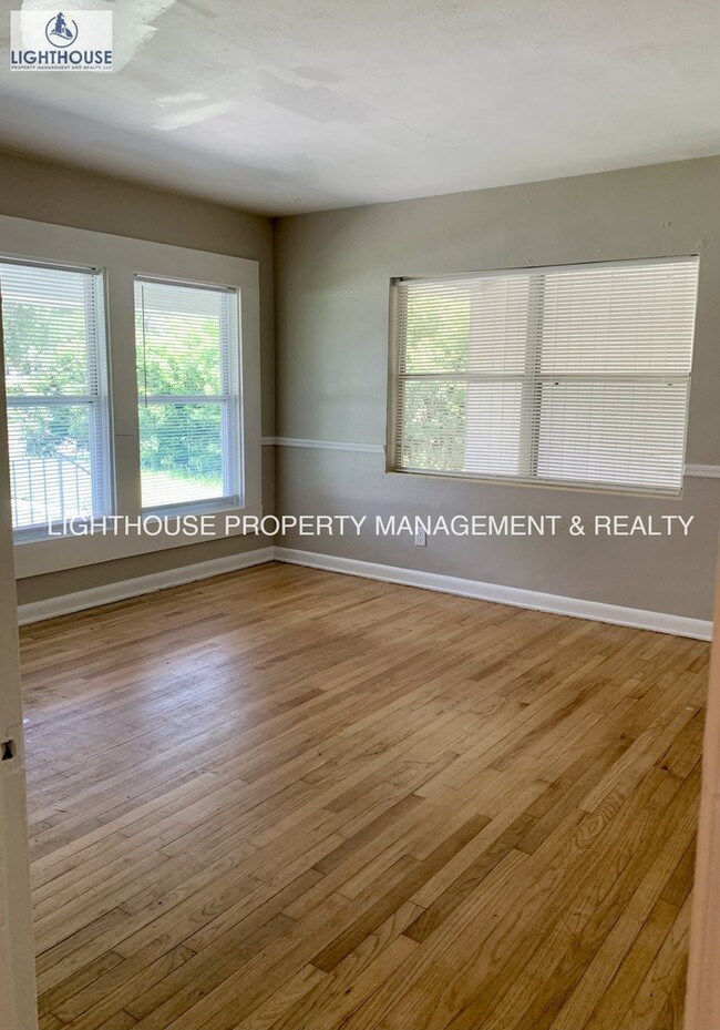Building Photo - Gorgeous 3 bed/2 bath in Edgewood Manor!