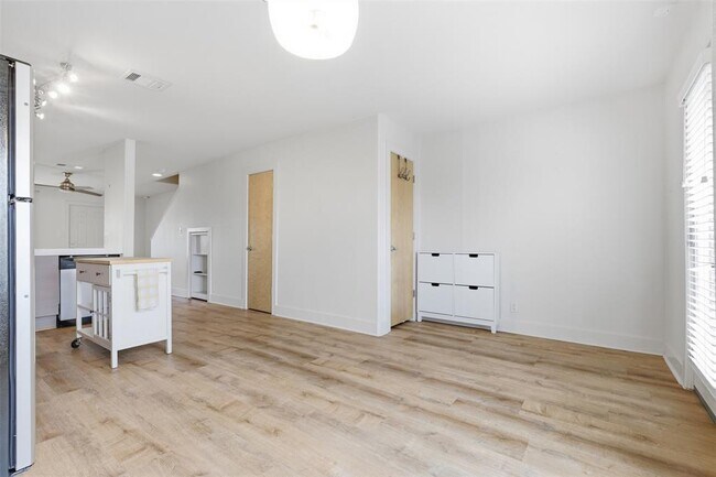 Foto del edificio - 1101 Grove Blvd