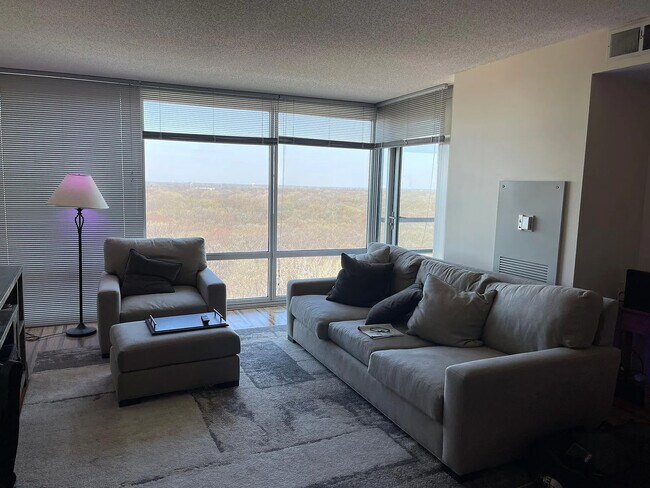 Foto del edificio - 9655 Woods Dr