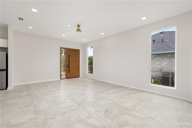 Building Photo - 2041 Lake View Dr