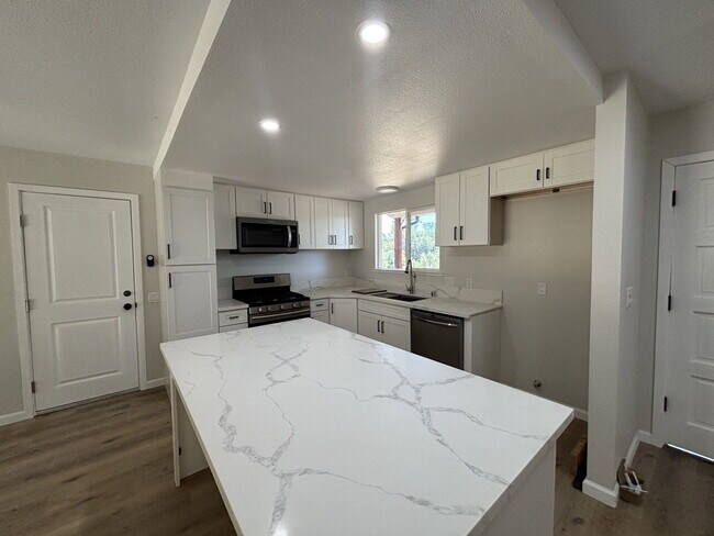 Foto del edificio - Fully remodeled home nestled on a spacious...