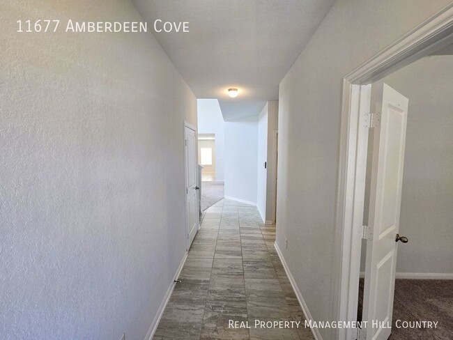 Building Photo - Spacious Far West Side Home with Easy Access!