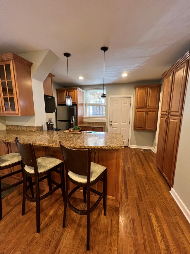 Kitchen w/Bar - 3526 N Reta Ave