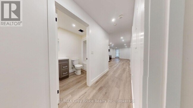 Photo du bâtiment - 39 1st Ave S