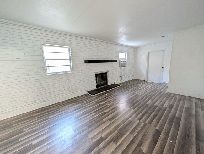 Building Photo - Available Now in Hooks Texas