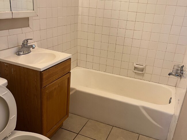 Building Photo - Renovated Studio Apartment Right Off Route 66