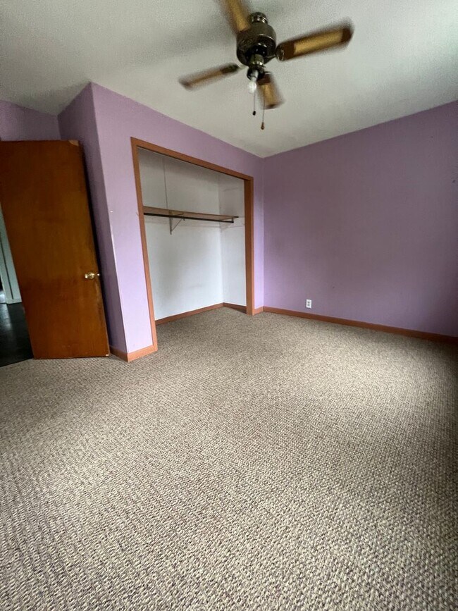 Foto del edificio - Three Bedroom,  2 Bathroom Apartment near ...
