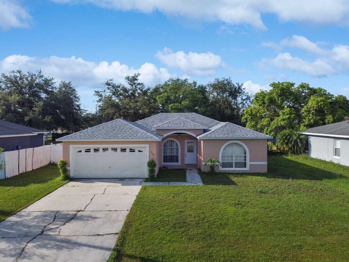 Foto principal - 4 Bedroom Home Now Available