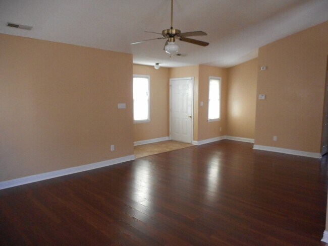 Foto del edificio - 3 BR 2 BA in Midway Park