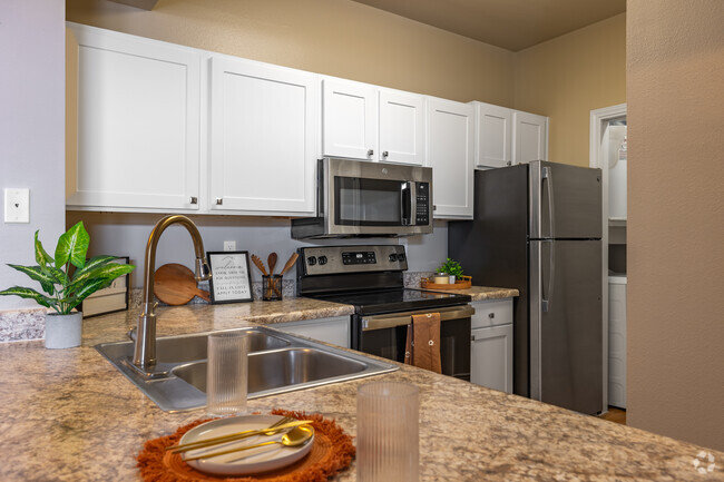 2BR, 2BA - 933SF - Kitchen - Westshore Colony