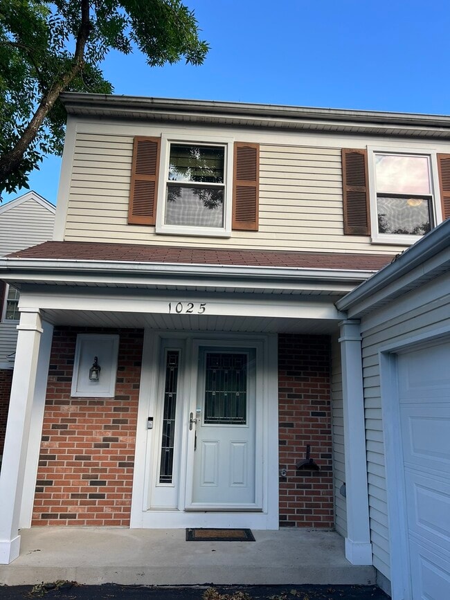 Building Photo - 1025 Oswego Rd