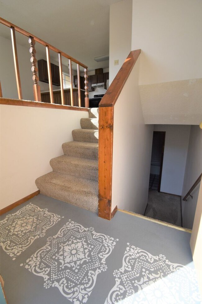 Building Photo - Nice split-level apartment with carport!