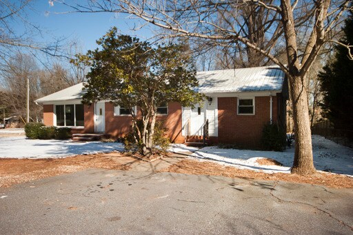 Foto del edificio - 3330 Saint James Church Rd