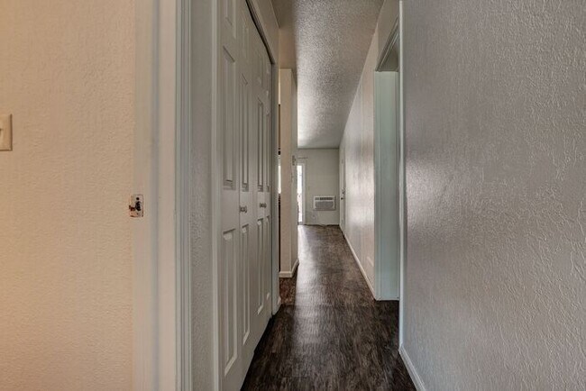 Building Photo - 814 Stone Mountain Dr