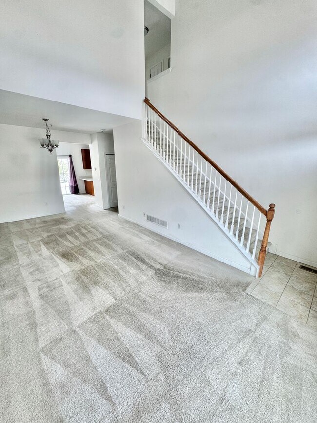 Foto del edificio - THREE BEDROOM TOWNHOME- PARKLAND SCHOOLS