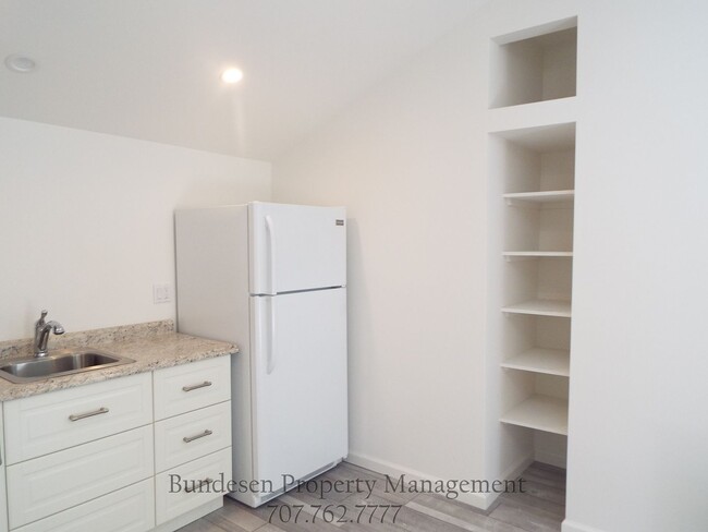 Building Photo - Lovely Studio Apartment