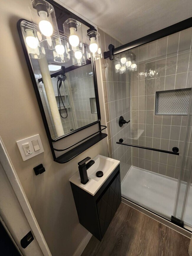 Foto del edificio - Newly Renovated 3-Bedroom Property in Prim...