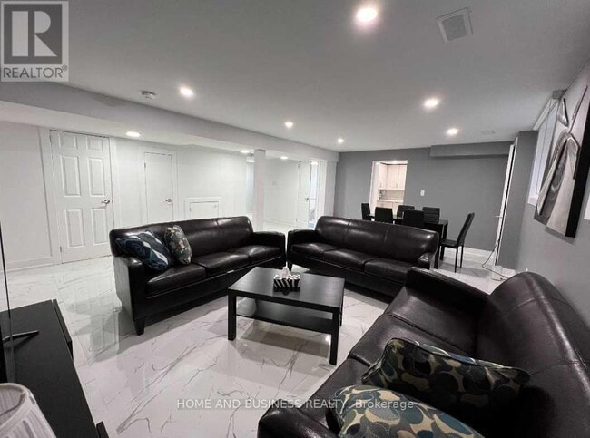 Building Photo - 3208 Colonial Dr