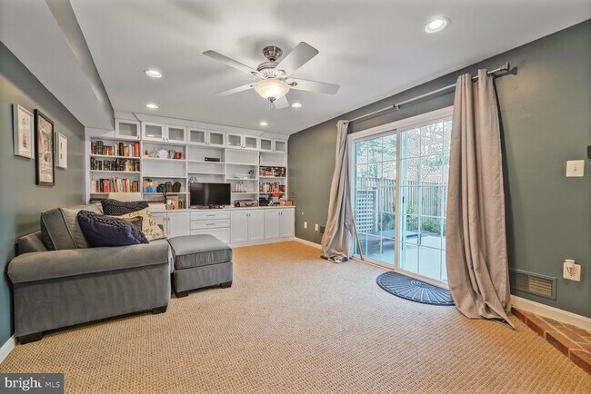 Foto del edificio - 6400 Fleetside Ct