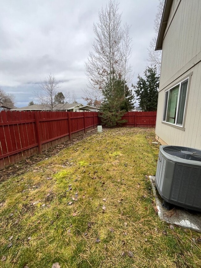 Building Photo - Charming 3-Bdr/2.5 bath located just blocks from Sisters Elementary School!