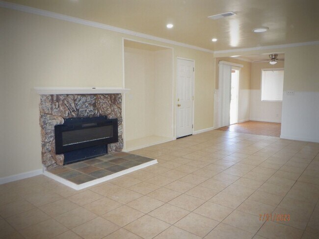 Foto del edificio - Cute 4 bedroom in East Golden Hills with L...