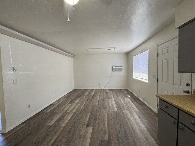 Foto del edificio - 2996 N Truwood Dr