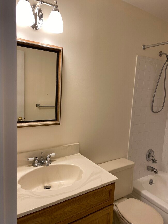 Baño pequeño - 57 Birchwood Rd