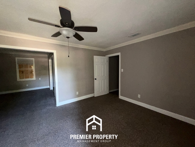 Foto del edificio - Charming 2BR/1BA Highland Heights Cove | Formal Dining Area & Huge Backyard