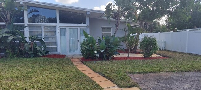 Building Photo - 228 Beverly Dr