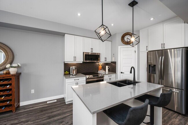 Photo du bâtiment - Komoka — Stunning 3 Bedroom Home for Rent with  Fenced Yard & Garage