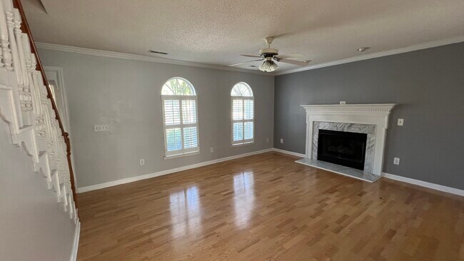 Building Photo - 1701 W Oak Dr
