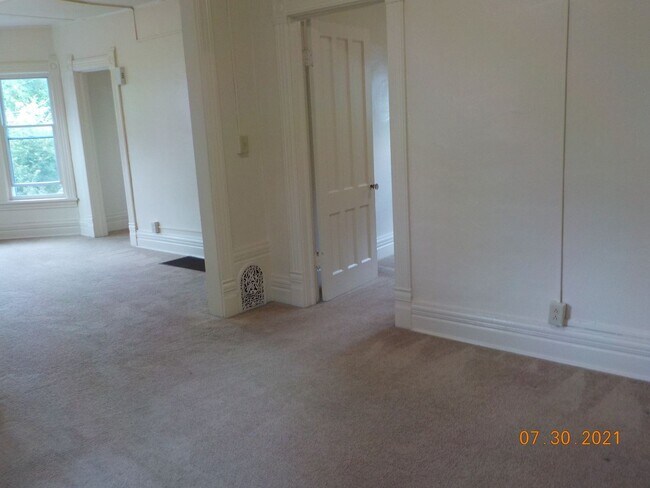 Building Photo - 713 S Beech St