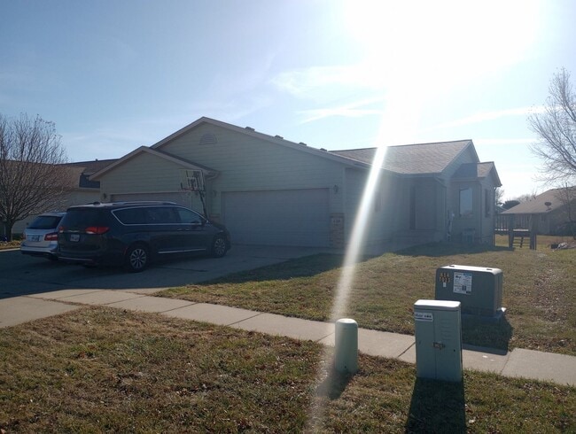 Building Photo - Three bedroom two bathroom twin home