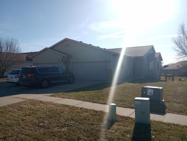 Foto del edificio - Three bedroom two bathroom twin home