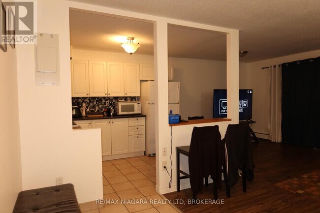 Building Photo - 242 Oakdale Ave