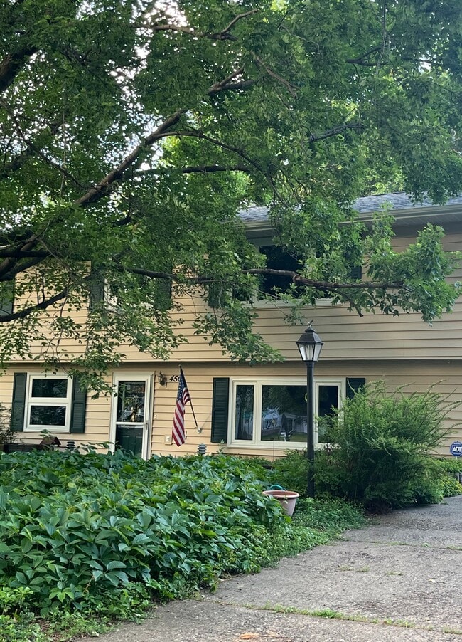 Building Photo - 450 Ranchview Ln N