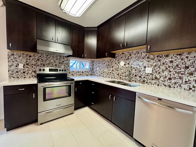Building Photo - Modern Elegance in Prime Santa Monica