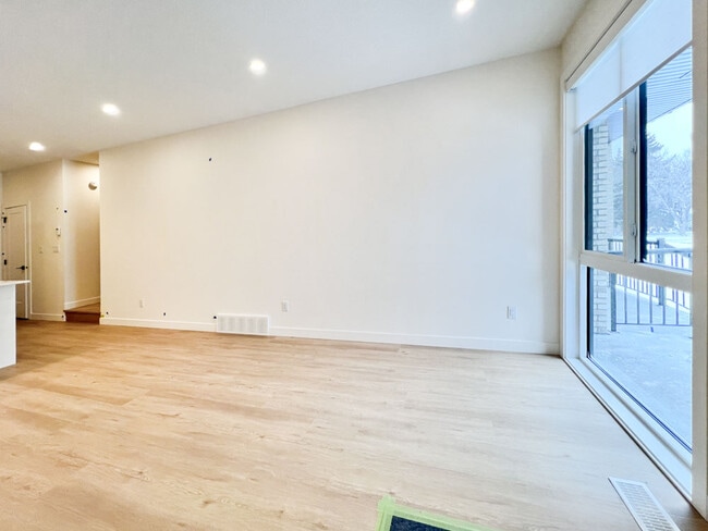 Photo du bâtiment - 9326-9153 153 St NW