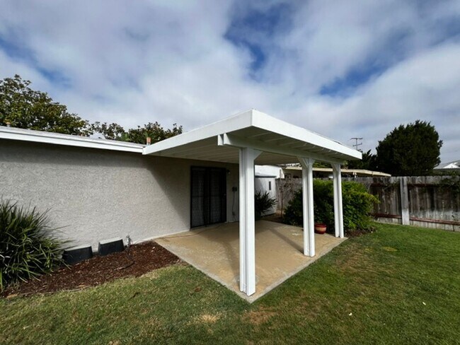 Foto del edificio - Large, Single Family 3 Bed, 1 Bath in North Clairemont w/ Spacious Backyard!