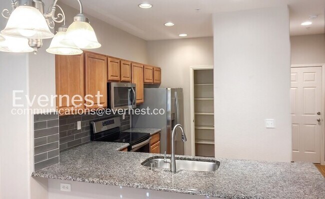Building Photo - 2851 Kansas Dr