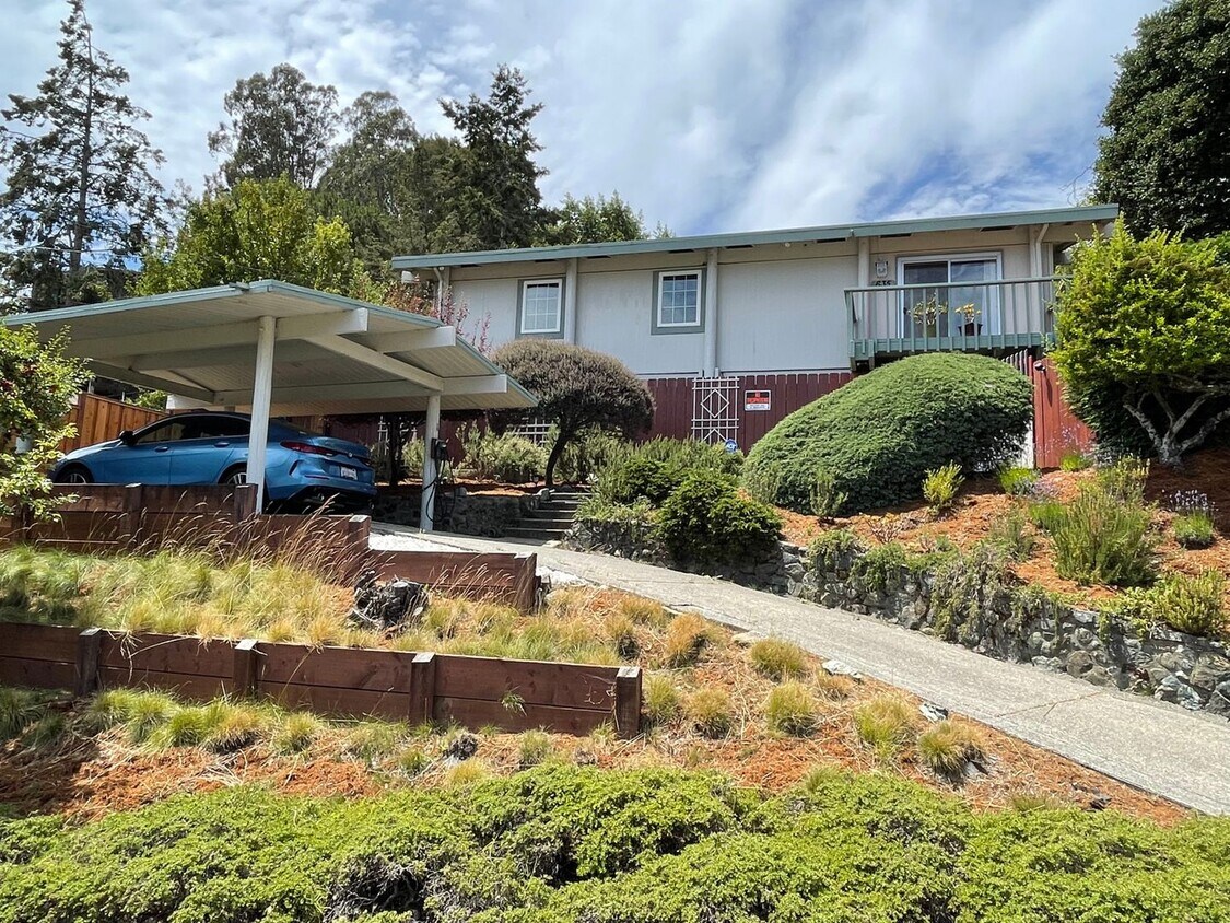 Foto principal - Gorgeous three bedroom two bathroom home with large backyard for rent!