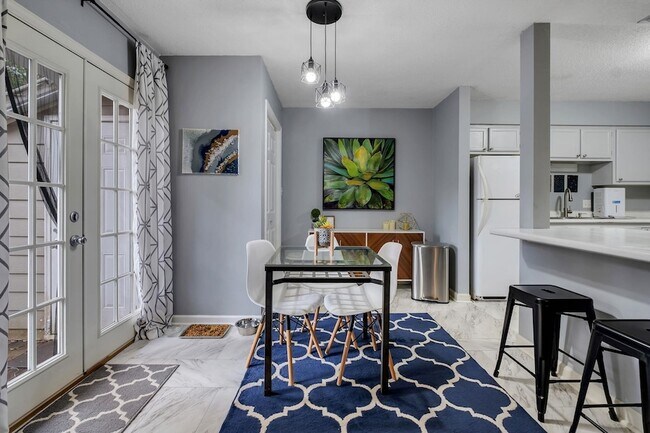 Foto del edificio - 2815 Misty Garden Cir