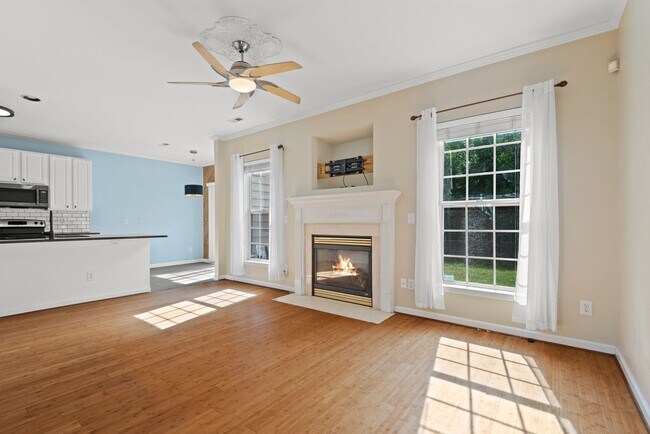 Building Photo - Charming 3 bedroom, 2.5 bathroom home loca...